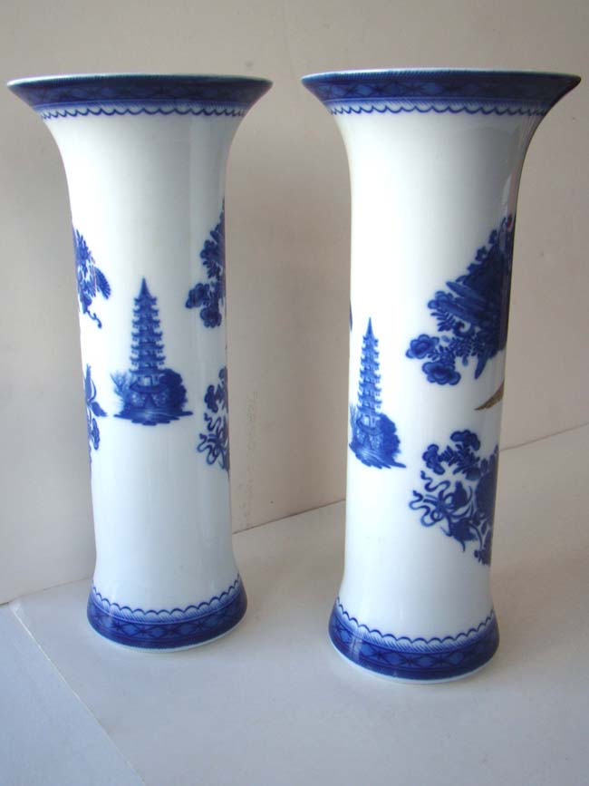 A pair of Mottahedeh     porcleain 'Blue Fitzhugh' garniture vases, 20th century — image 4